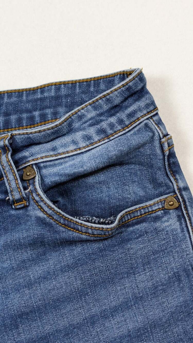 KUT from the Kloth Katy Boyfriend Denim Shorts Medium Wash Cuffed Raw Hem Size 2 - Picture 4 of 14